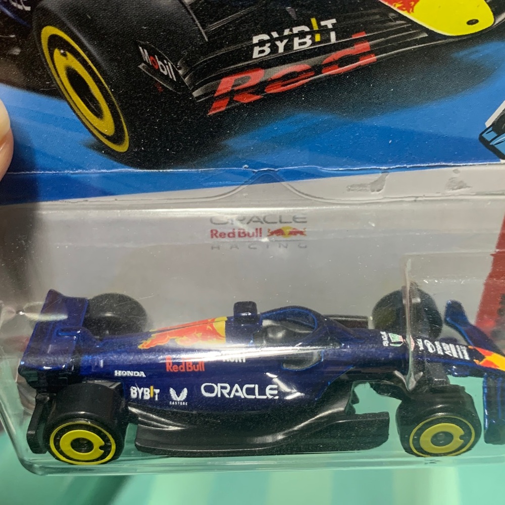 Hot Wheels Oracle Red Bull Racing Formula 1 Die-Cast Car blue - Picture 7 of 11